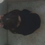 和式トイレ上から覗き見！制服娘がながらスマホでうんち中～