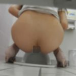 和式トイレ覗き!ピンクのミュールにペロンと桃尻全開!