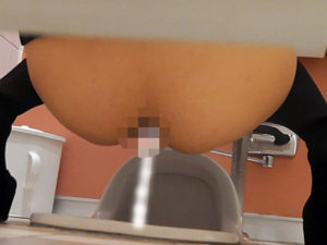 和式トイレ覗き見!内股がエロいよねw