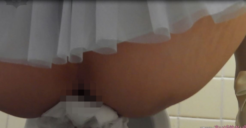 白タイツのお姉さんのおトイレ覗き