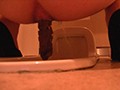 美ギャルが和式トイレで自撮りでうんこをお披露目☆