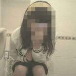 洋式トイレ盗撮! 可愛女の子が鼻ほじりながらニチニチw