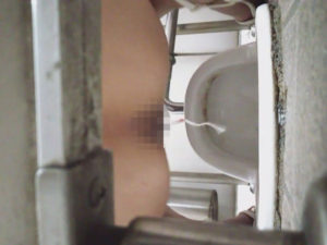 駅トイレ覗き見!OLの生尻とタンポンの紐が抜きどころw