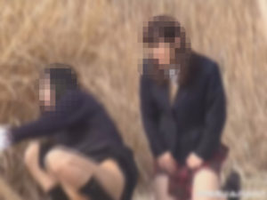 まんぐり放尿!悪ふざけのJKは花びらマン開!