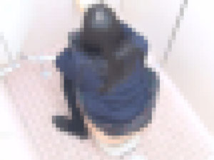 制服JKがしゃがむ和式トイレ観察中~