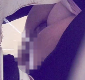 公園のトイレ覗き込み!お姉さんアソコ丸見えですよ!