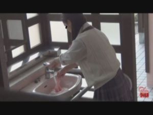JKうんこ漏らし!おパンツ洗うあの子をじっくり覗き見