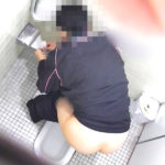 体育館トイレ撮!上から覗いて見たらスポーツ女子の白いお尻丸見えw