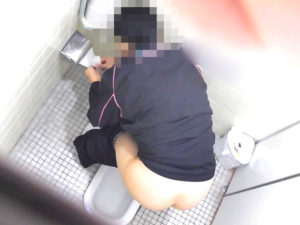 体育館トイレ撮!上から覗いて見たらスポーツ女子の白いお尻丸見えw