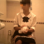 美女の排せつ行為と言う秘め事を覗く!ヤングガールトイレ(28)