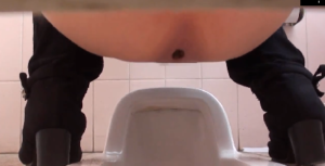和式撮!公園トイレでうんこするお姉さんの姿を突撃取材!