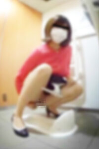 PEEPING WIKI若い娘を和式で狙い撃ち 5高飛車そうなお姉さんのエロい拭き上げに悶絶!